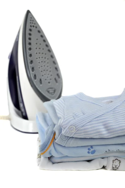 Żelaza i niebieski noworodek odzież — Zdjęcie stockowe
