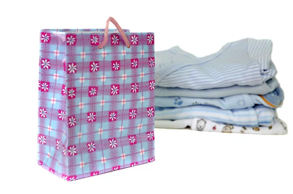 礼品袋和蓝色婴儿衣服 — Stockfoto