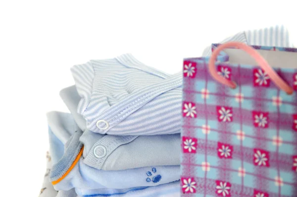 Prezent torba i niebieski noworodek odzież — Zdjęcie stockowe