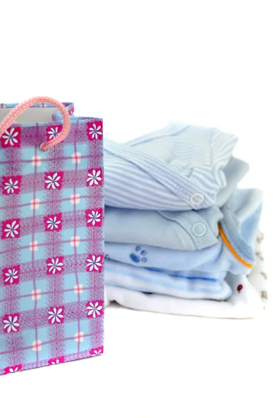 Saco de presente e roupas de bebê azul — Fotografia de Stock