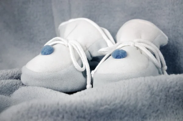 Chaussons bébé bleu sur la couverture — Photo