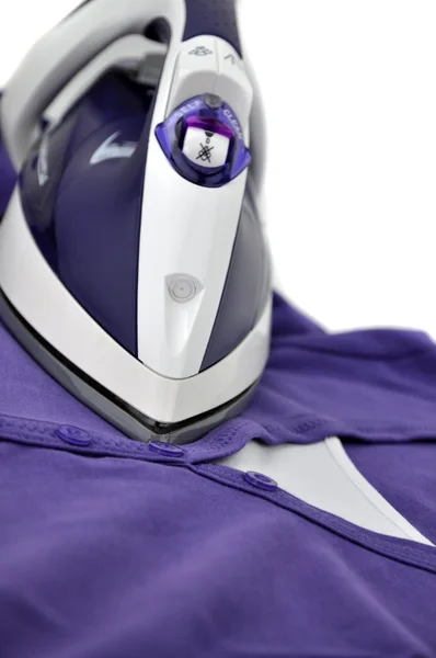 Planchado ropa púrpura — Foto de Stock