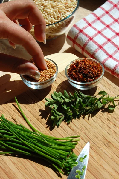 Matlagning med kryddor — Stockfoto