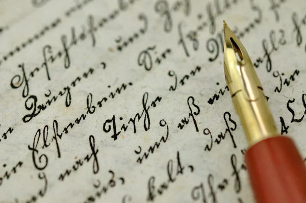 Füllfederhalter auf altem Tagebuch — Stockfoto