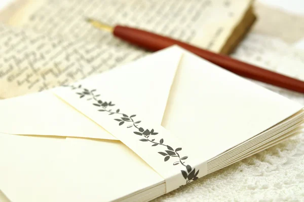 Перьевая ручка и конверты — стоковое фото