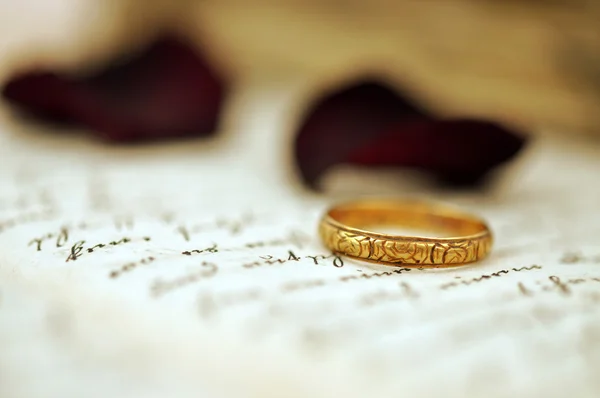 오래 된 결혼 반지 — 스톡 사진