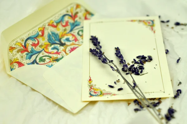 Lavendel op liefdesbrief — Stockfoto