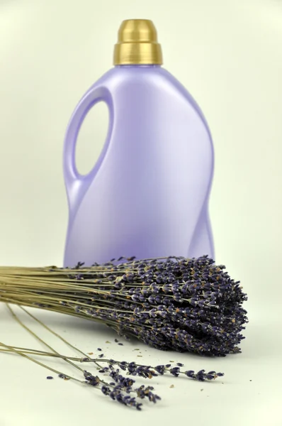 Lavendel- und Waschmittelflasche — Stockfoto