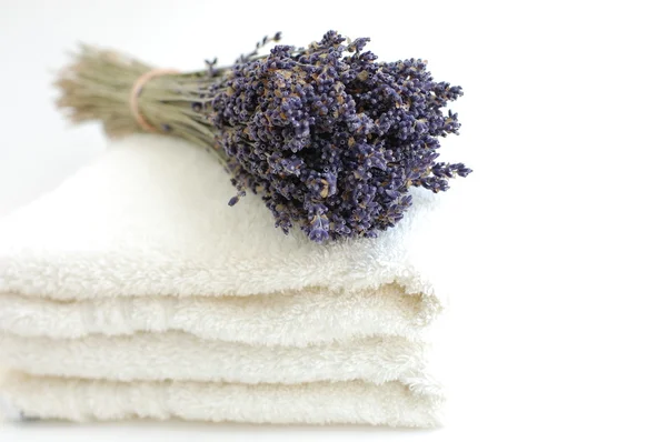 Buquê de lavanda em toalhas brancas — Fotografia de Stock