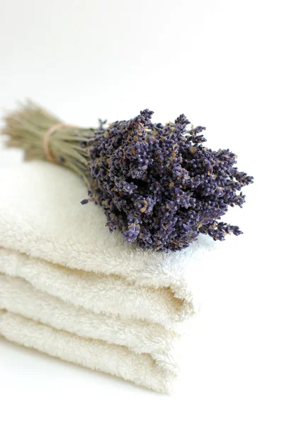 Lavendelstrauß auf weißen Handtüchern — Stockfoto