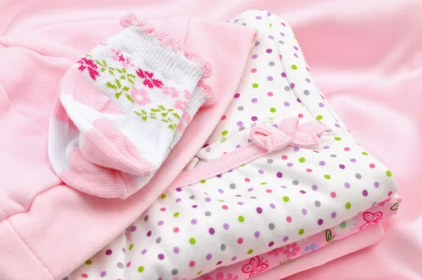 Roupas de bebê rosa — Fotografia de Stock