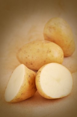 Çiğ patates.