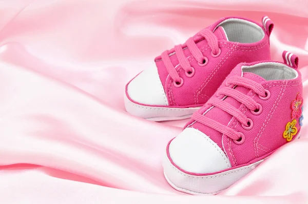 Botas de bebê rosa — Fotografia de Stock