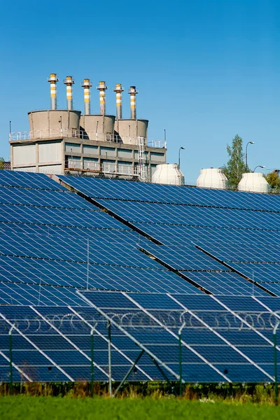 Central de energia solar e fábrica — Fotografia de Stock