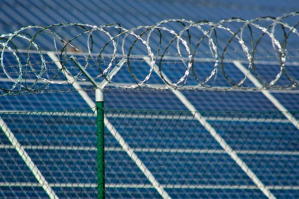 太陽光発電所のセキュリティ — ストック写真
