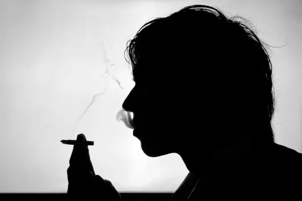 Rauchender junger Mann — Stockfoto