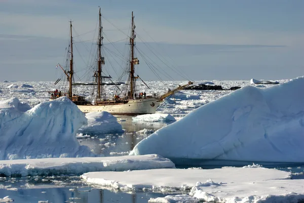 Вітрильний корабель серед айсбергів Стокове Фото