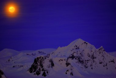 üzerinde koyu mavi gökyüzü Antarktika moon