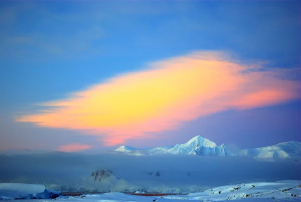 Montanha branca coberta de neve — Fotografia de Stock