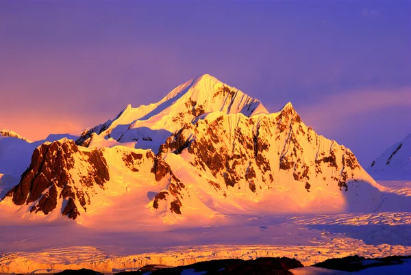 Красивые заснеженные горы — стоковое фото