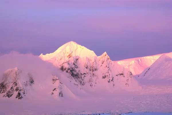 Vackra snöklädda berg — Stockfoto
