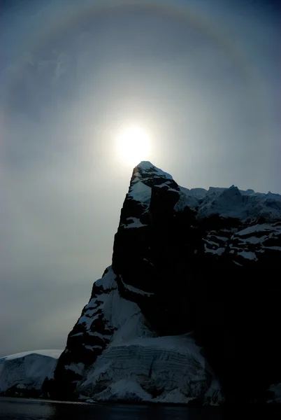 Солнце и айсберги — стоковое фото