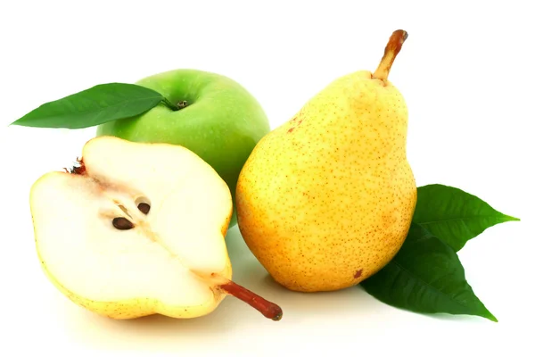 Sappige gele peer en rijpe appel. — Stockfoto