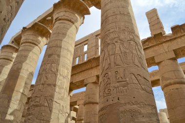 karnak Tapınağı'nda sütun