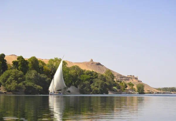 Vista del Nilo con un barco tradicional de felluca —  Fotos de Stock
