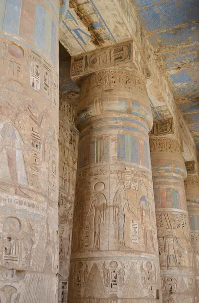 Colunas dentro do templo em Esna — Fotografia de Stock