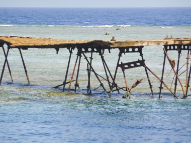 bir mercan kayalığı üzerine eski jetty