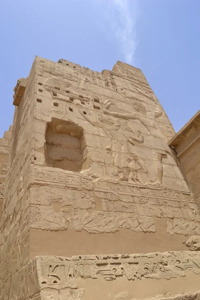Hieroglyphen im medinat habu Tempel — Stockfoto