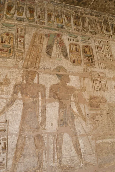 Pinturas hieroglíficas no Templo Medinat Habu — Fotografia de Stock