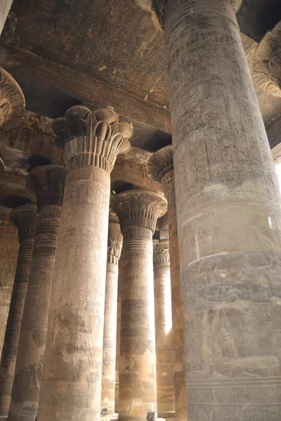 Colunas dentro do templo em Esna — Fotografia de Stock