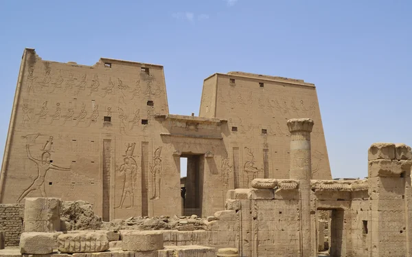 Pilón de entrada principal en el templo de Edfu —  Fotos de Stock