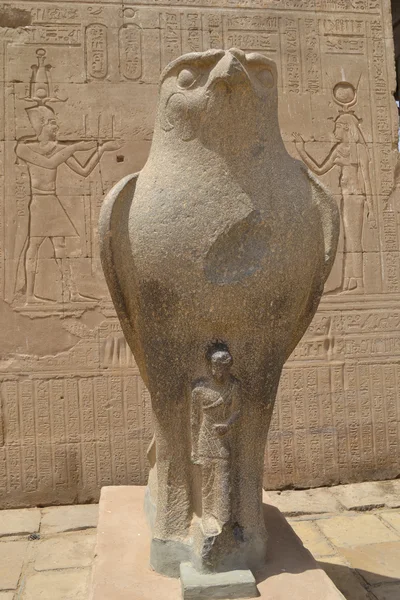 Statue am Eingang zum Edfu-Tempel — Stockfoto