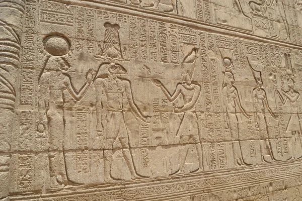 Hieroglyphen-Schnitzereien in einer ägyptischen Tempelwand — Stockfoto