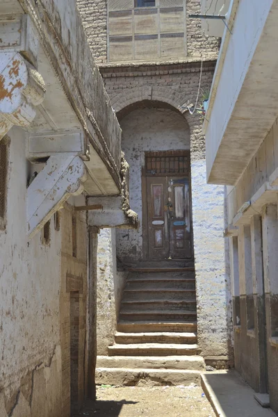 Rua das traseiras em uma cidade egípcia — Fotografia de Stock