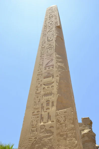 Obelisk w świątyni karnak w Luksorze — Zdjęcie stockowe