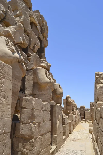 Corredor de estatuas en el templo de Karnak —  Fotos de Stock