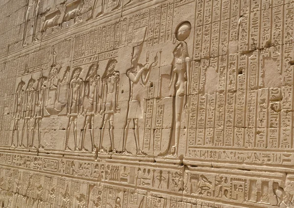 Sculture geroglifiche in un muro del tempio egizio Immagini Stock Royalty Free