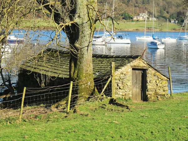 Antiguo cobertizo junto a Coniston Water — Foto de Stock
