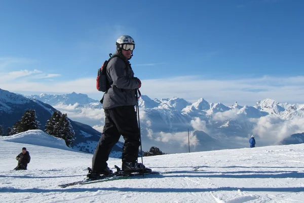 Skifahrer vor den Alpen — Stockfoto