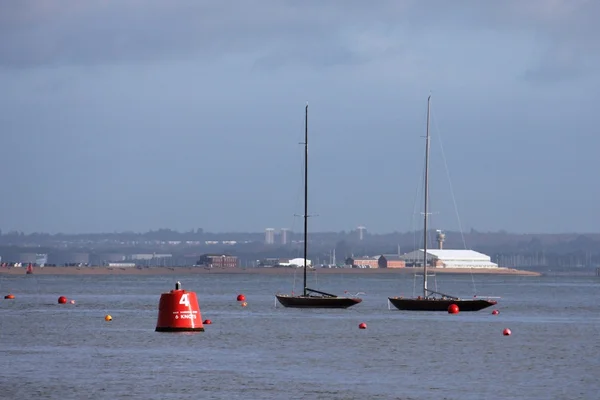 Moored yachts on the solent — Stock Photo, Image