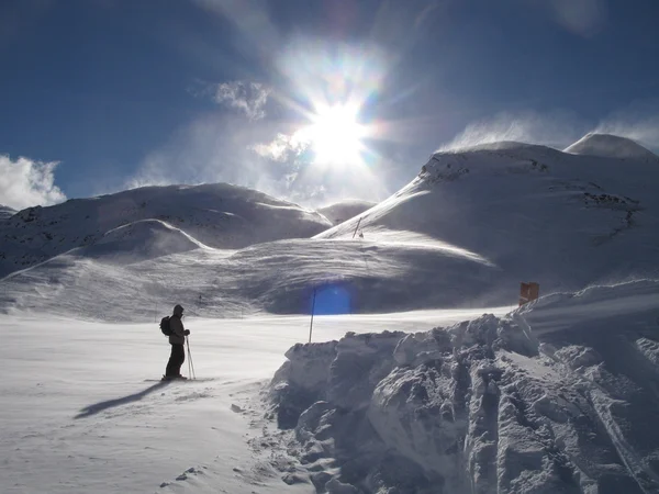 Sciatore in tempesta di neve — Foto Stock