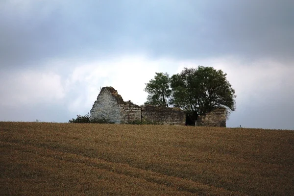 Ruined barn on the horizon — Stock Photo, Image