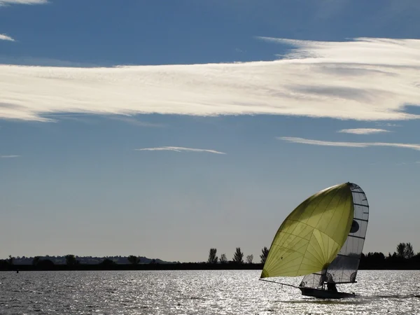 Barca a vela sotto un cielo nuvoloso — Foto Stock