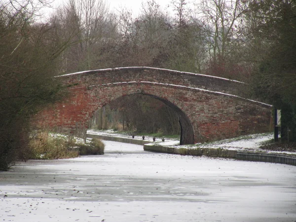 Brücke über zugefrorenen Kanal — Stockfoto