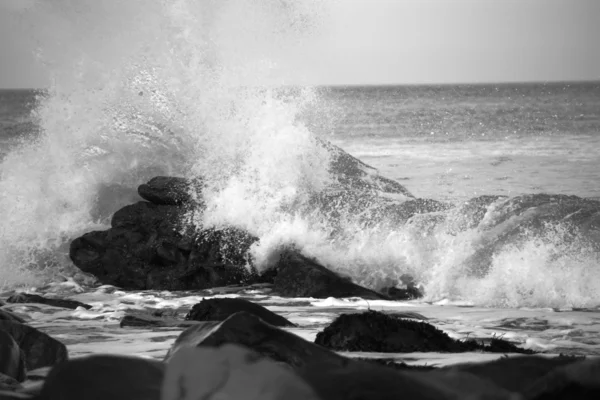 Хвилі розбиваються над камінням — стокове фото