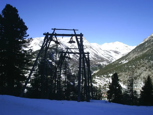 Nedlagd skilift arbetet montgenevre — Stockfoto